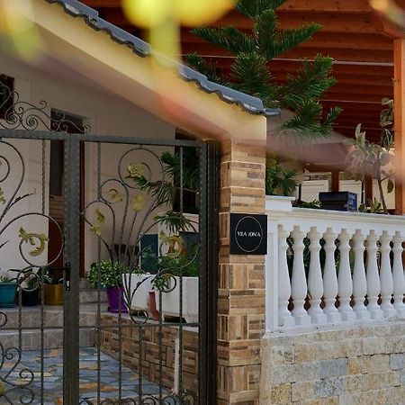 Vila Jon'A Sarandë エクステリア 写真