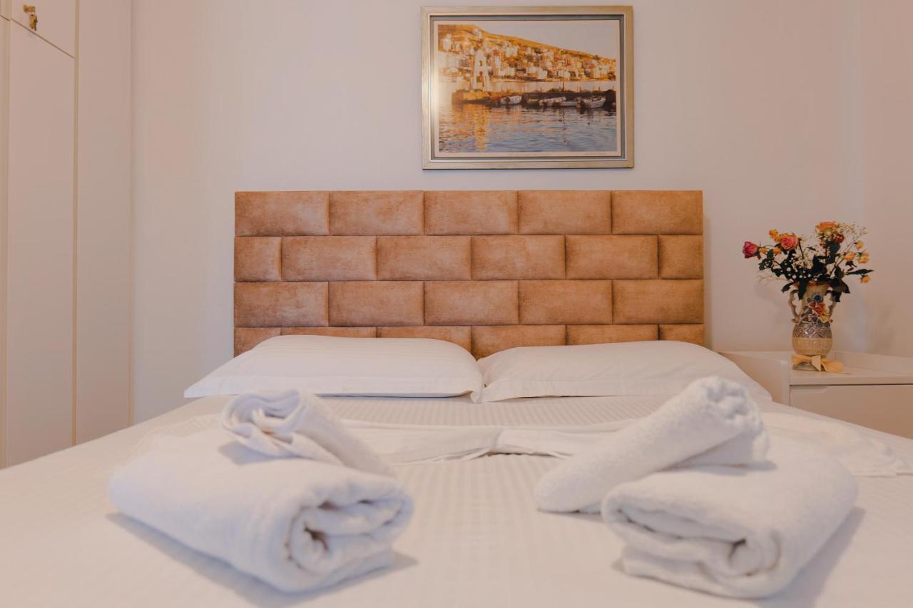 Vila Jon'A Sarandë エクステリア 写真